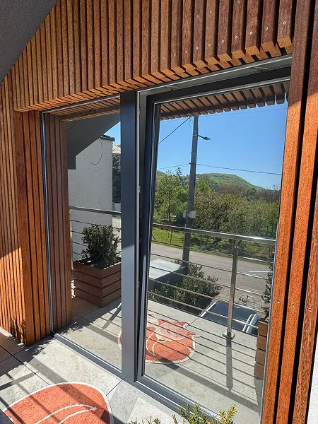 Nalepenie solárnej fólie na okna 1 - Wrapstyle Trenčín
